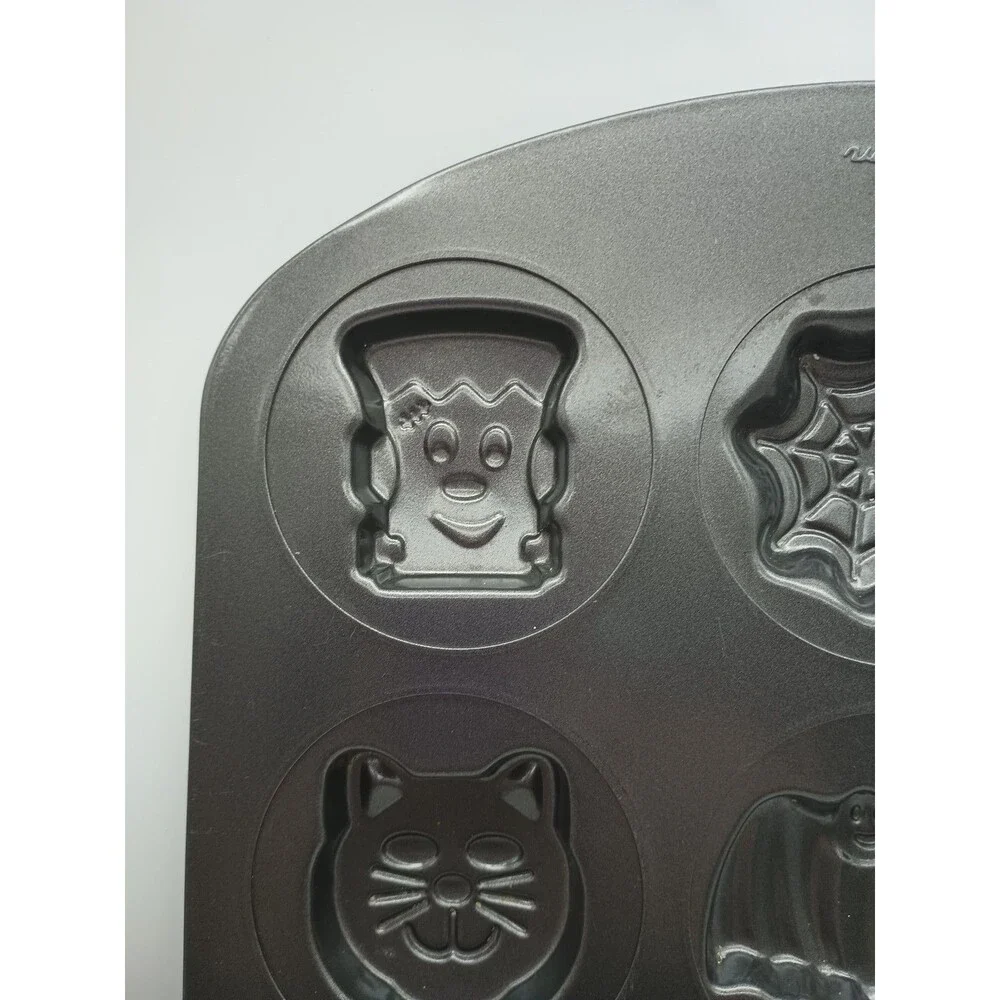 2008 WILTON HALLOWEEN COOKIE PAN 12 SPOOKY SHAPES Cat Bat Mummy Haunted House